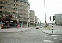 803772 Gezicht op het Gildenkwartier van het kantoor- en winkelcentrum Hoog Catharijne te Utrecht, met rechts het ...